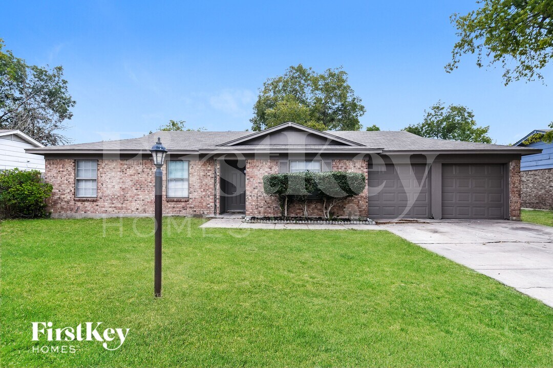 918 Kerry St in Benbrook, TX - Foto de edificio