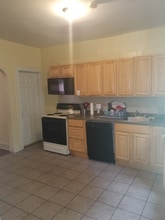 4 E Broad St in East Stroudsburg, PA - Foto de edificio - Building Photo