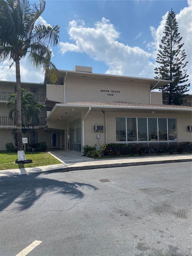 1480 E Sample Rd in Pompano Beach, FL - Building Photo - Building Photo