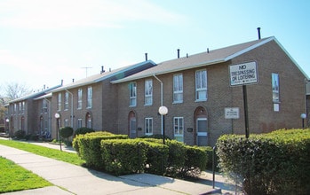 Princess Square in Alexandria, VA - Foto de edificio - Building Photo