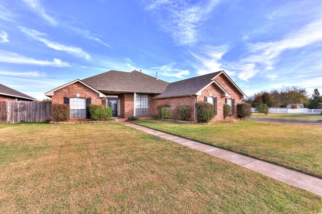 500 Loyd Ln in Moore, OK - Building Photo - Building Photo