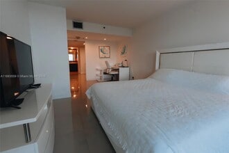 1717 N Bayshore Dr, Unit A-1253 in Miami, FL - Building Photo - Building Photo