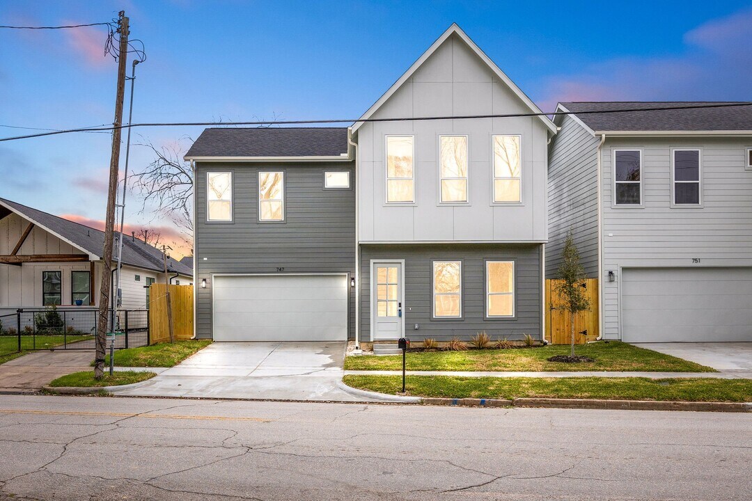 747 Dumble St in Houston, TX - Building Photo
