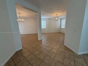 1064 Golden Cane Dr in Weston, FL - Building Photo - Building Photo