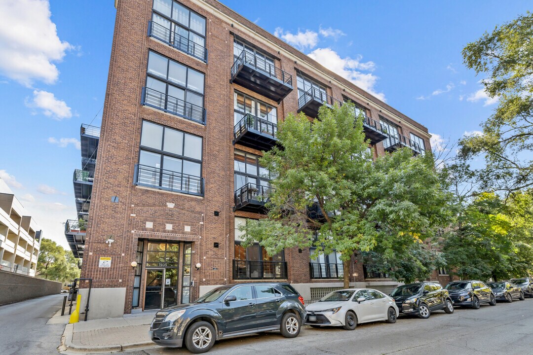 1935 N Fairfield Ave in Chicago, IL - Building Photo