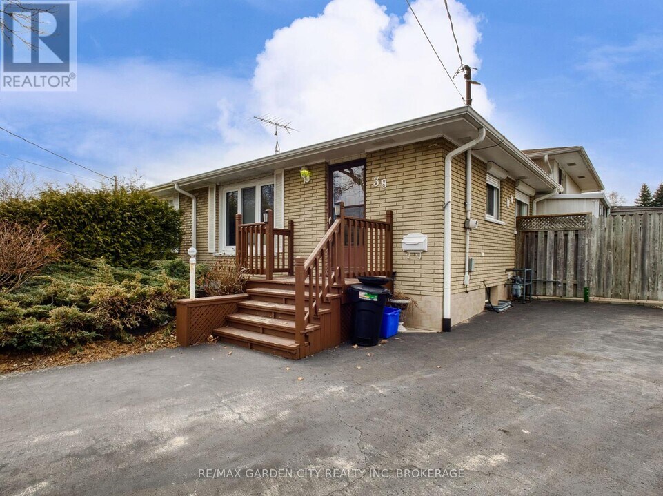 38 Cypress St in St Catharines, ON - Building Photo