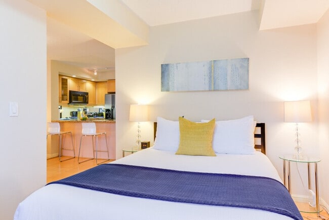 192 Adelaide St W in Toronto, ON - Building Photo - Building Photo