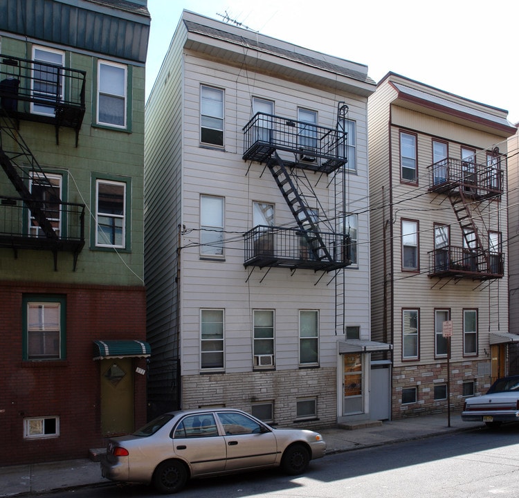 369 E Kinney St in Newark, NJ - Foto de edificio