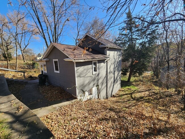 510 W 10 1/2 St in Davenport, IA - Building Photo - Building Photo