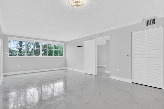 6135 NW 186th St in Hialeah, FL - Building Photo - Building Photo