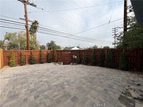 11104 Oxnard St in Los Angeles, CA - Building Photo - Building Photo