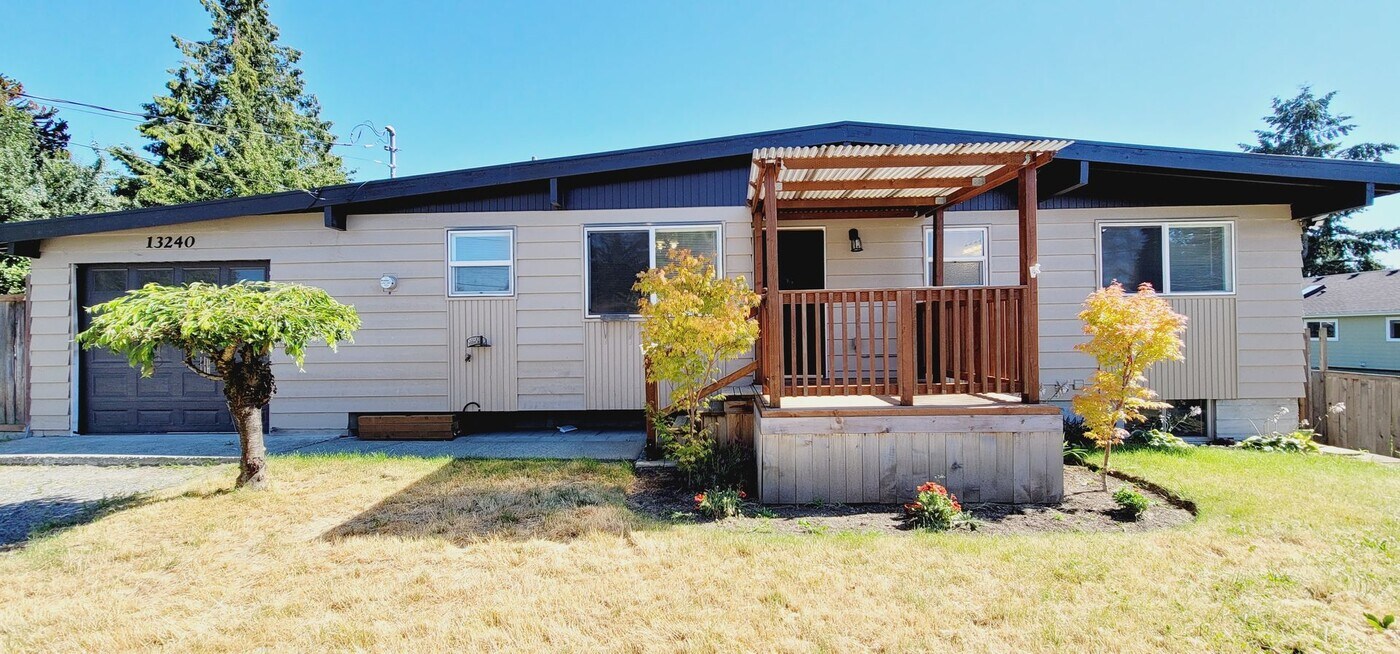 13240 22nd Ave S in Seatac, WA - Building Photo