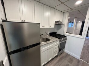 11 Myrtle St, Unit B in Boston, MA - Building Photo - Building Photo