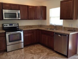 2855 Floral Rd in Lantana, FL - Building Photo