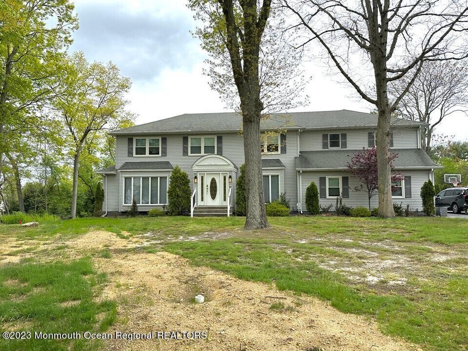 16 Woods Rd in West Long Branch, NJ - Building Photo