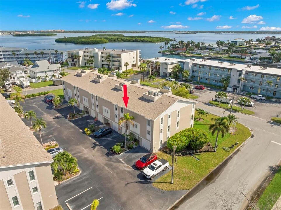 255 Capri Cir N in Treasure Island, FL - Building Photo