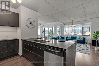 400 Wellington St W in Toronto, ON - Building Photo - Building Photo