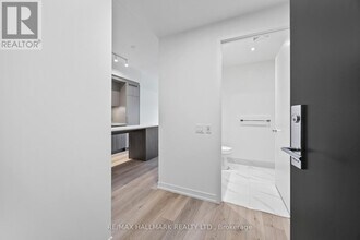 863 St Clair Ave W in Toronto, ON - Building Photo - Building Photo