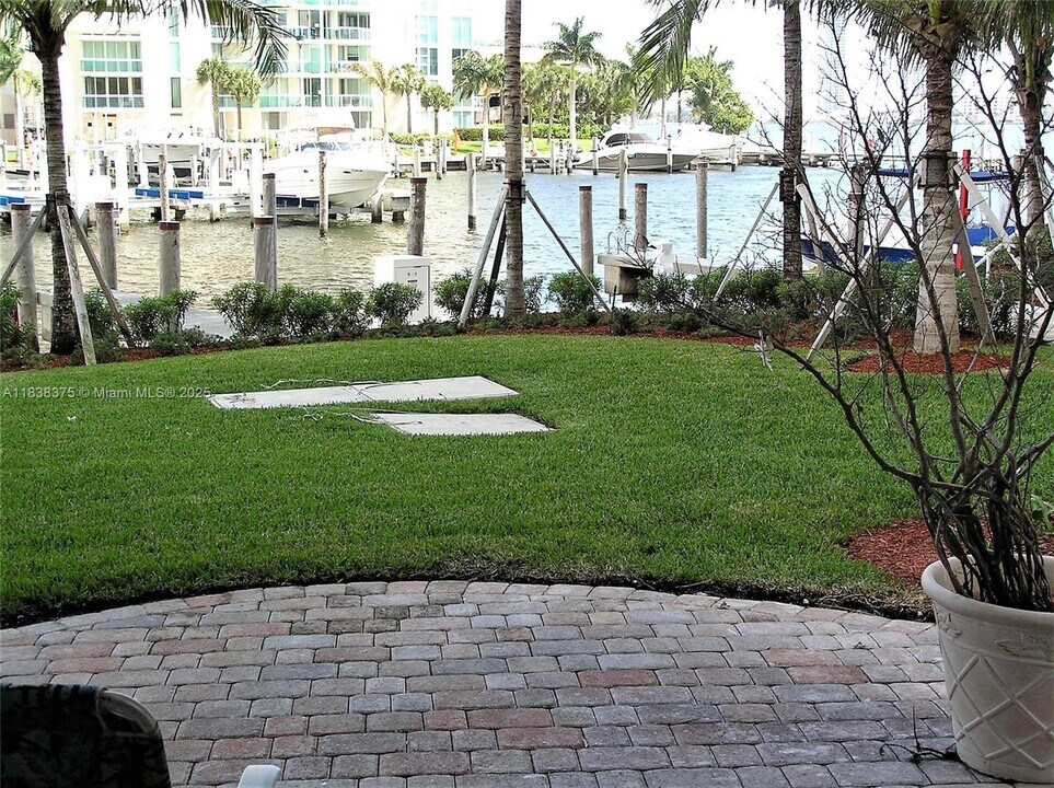 3340 NE 190th St in Miami, FL - Foto de edificio