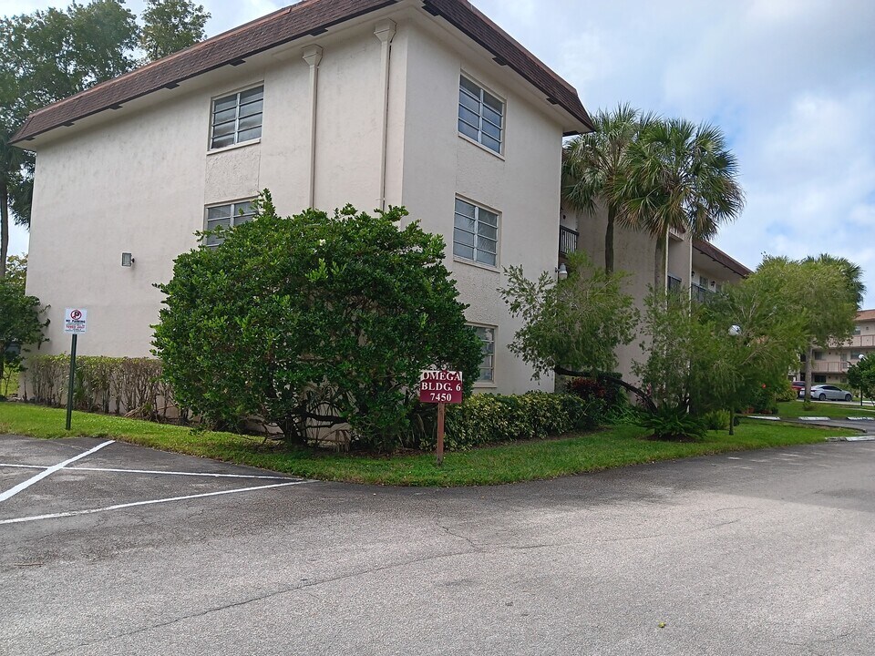 7450 NW 17th St, Unit 306 in Plantation, FL - Building Photo