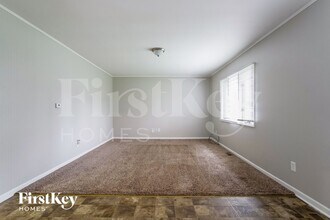 104 E Oak St in Lake In The Hills, IL - Building Photo - Building Photo