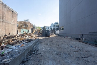 39-25 27th St in Long Island City, NY - Foto de edificio - Building Photo