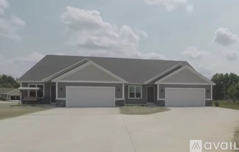 171 Abbey Ln in Freeland, MI - Building Photo