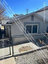 15557 5th St in Victorville, CA - Building Photo
