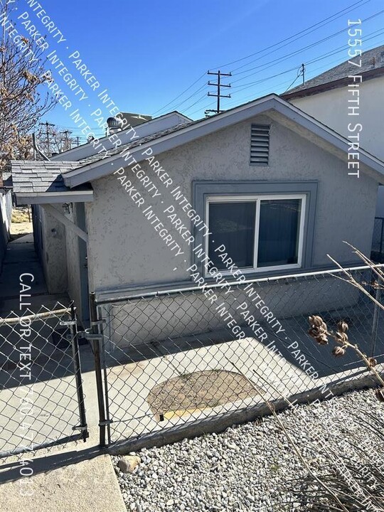 15557 5th St in Victorville, CA - Building Photo