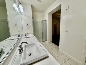 1049 Matthews Run Way in Roseville, CA - Building Photo - Building Photo