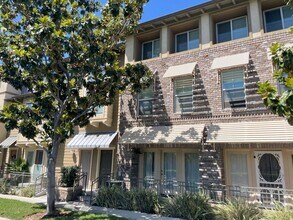 282 Tustin Field Dr in Tustin, CA - Building Photo - Building Photo