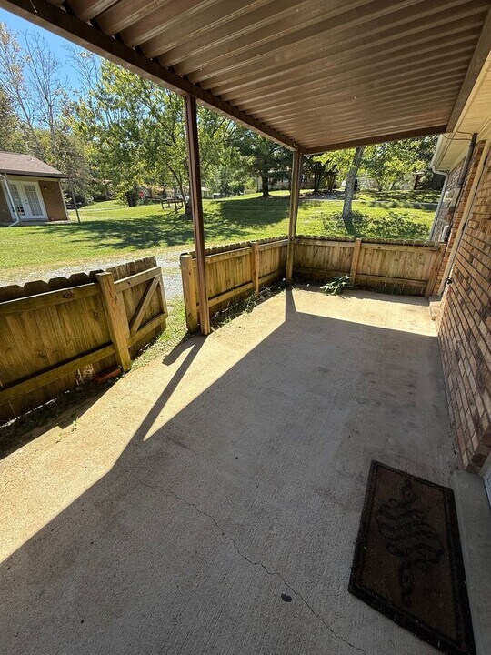 100 Debbie Dr in Dickson, TN - Foto de edificio