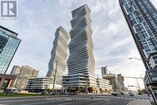 3900 Confederation Pkwy in Mississauga, ON - Building Photo