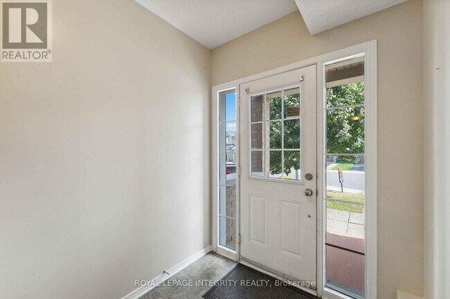 215 Huntsville Dr in Ottawa, ON - Building Photo - Building Photo