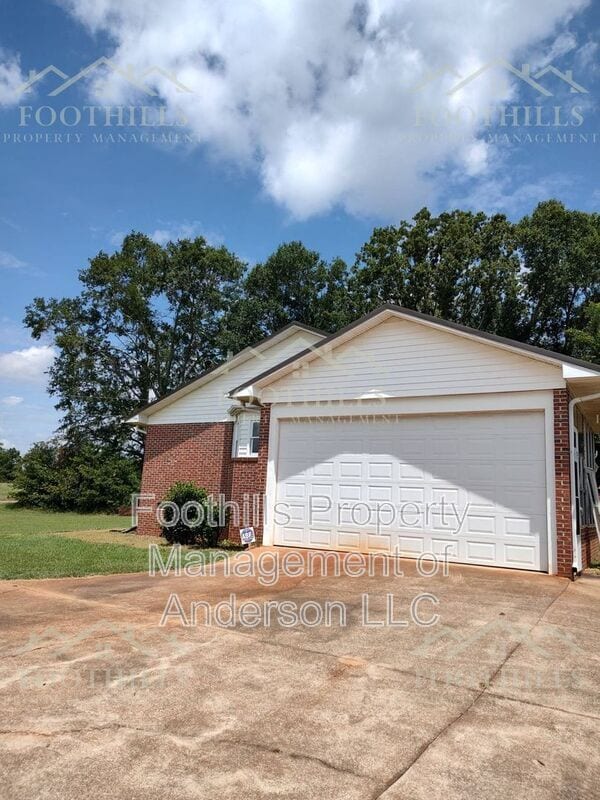 300 Bill Mouchet Rd in Starr, SC - Building Photo - Building Photo