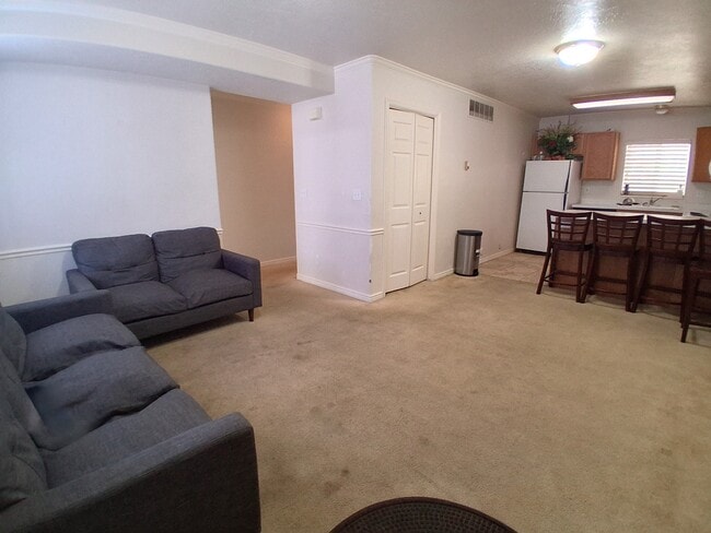 property at 1611 N Grandview Ln