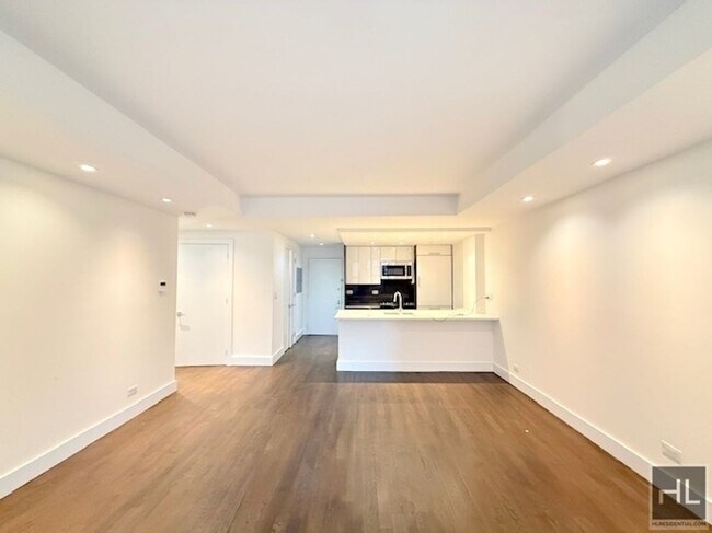 Large newly renovated 2 bed 2 bath - WEST in New York, NY - Building Photo - Building Photo