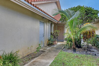 2580 Iroquois Cir in West Palm Beach, FL - Foto de edificio - Building Photo