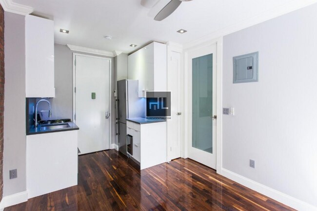 East 50th Street, Unit 2B in New York, NY - Building Photo - Building Photo