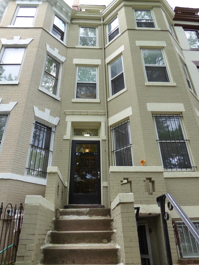 118 3rd St NE, Unit 2 in Washington, DC - Foto de edificio - Building Photo