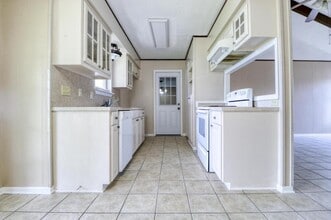 301 Vanessa Ave in Lake Charles, LA - Building Photo - Building Photo