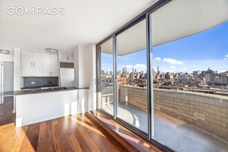 140 Charles St in New York, NY - Building Photo - Building Photo