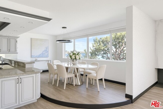 17366 Sunset Blvd in Los Angeles, CA - Building Photo - Building Photo