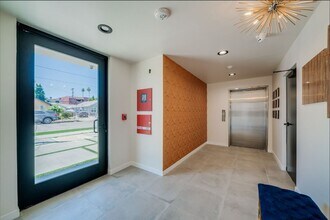 7018 Alabama Ave in Canoga Park, CA - Foto de edificio - Building Photo