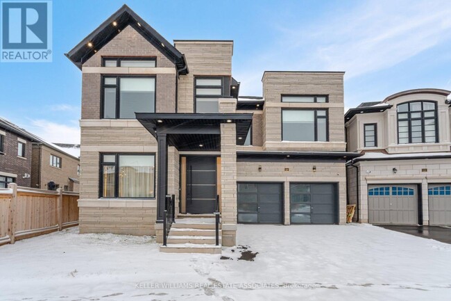 2282 Hyacinth Cres