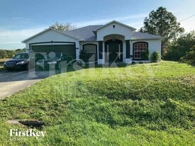 541 Hawthorne Ave S in Lehigh Acres, FL - Building Photo
