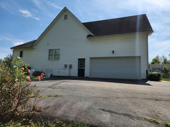312 Abbey Ct in Aylett, VA - Foto de edificio - Building Photo