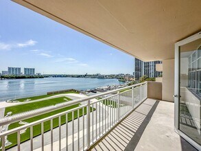 250 174th St, Unit 518 in Sunny Isles Beach, FL - Foto de edificio - Building Photo
