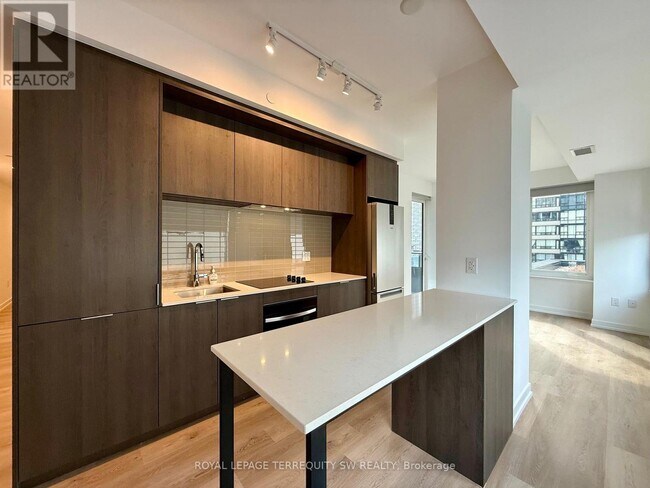 395 Square One Dr in Mississauga, ON - Building Photo - Building Photo