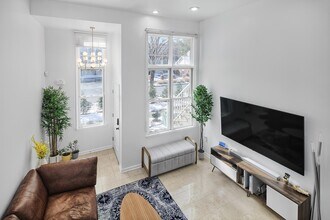 395 Kingston Ct in West New York, NJ - Building Photo - Building Photo